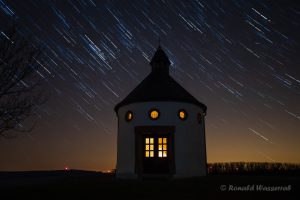 Kurze Sternspuren an der Votivkapelle