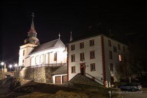 St. Michael mit Pfarrhaus bei Nacht