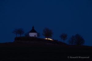 Der Mond lugt pünktlich hinter der Kuppe hervor