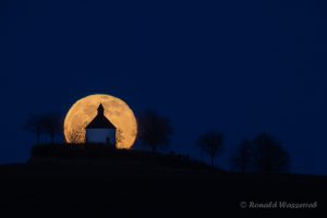 Die Positionskorrektur hat geklappt, jetzt steht der Mond hinter der Votivkapelle Wahlhausen