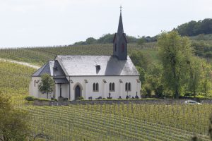 Kirche vom Orchideengebiet aus