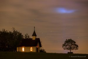 Test in wolkiger Nacht. Deutlich ist das störende Licht des nahegelegenen Flugplatzes am Himmel zu erkennen. Die Sterne bilden Strichspuren, da die Nachführung (der Tracker) noch nicht eingeschaltet ist.