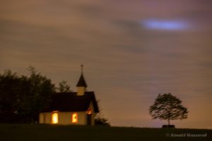 Test in wolkiger Nacht. Deutlich ist das störende Licht des nahegelegenen Flugplatzes am Himmel zu erkennen