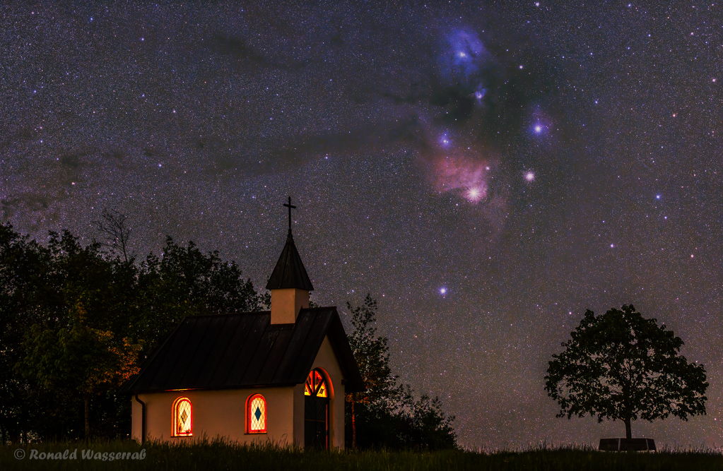 Kapelle mit Rho-Ophiuchi-Molekülwolke