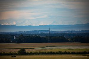 Blick Richtung Süden auf die Alpen mit Eiger, Mönch und Jungfrau