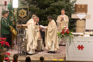 Auch der indische Priester Innyasi James Victor erhält eine Ernennungsurkunde