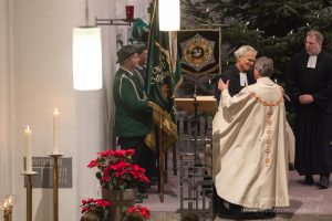 Pfarrer Josef Wolff dankt seinem evangelischen Kollegen Pfarrer Schmidtlein