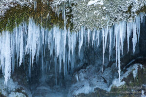 Dreimühlen-Wasserfall  - Die Eiszapfen sehen wie überdimensionierte Zähne aus