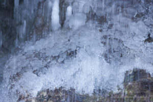 Eisstrukturen am Dreimühlen-Wasserfall