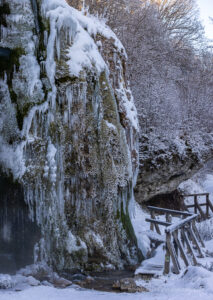 Dreimühlen-Wasserfall  - Auf dem gefährlich glatten Steg wage ich mich auf die andere Seite des Dreimühlen-Wasserfalls
