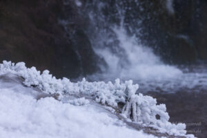 Dreimühlen-Wasserfall  - Durch die Gischt des Wasserfalls wird die Vegetation mit Eis bedeckt 