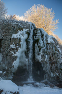 Dreimühlen-Wasserfall  - Die Sonne hat die Oberfläche des Felsens erreicht
