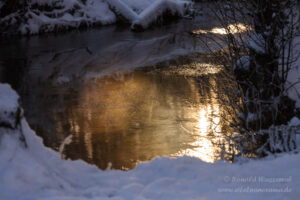 Im Ahbach spiegelt die Sonne sich bereits