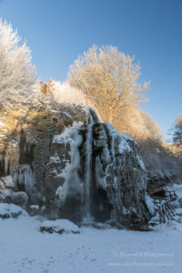 Dreimühlen-Wasserfall  - Die Sonne hat die Oberfläche des Felsens erreicht