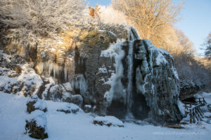 Dreimühlen-Wasserfall  - Die Sonne hat die Oberfläche des Felsens erreicht