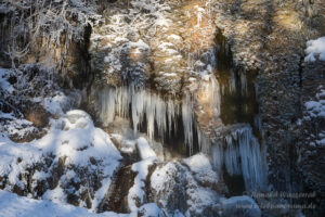 Licht und Schatten am Dreimühlen-Wasserfall