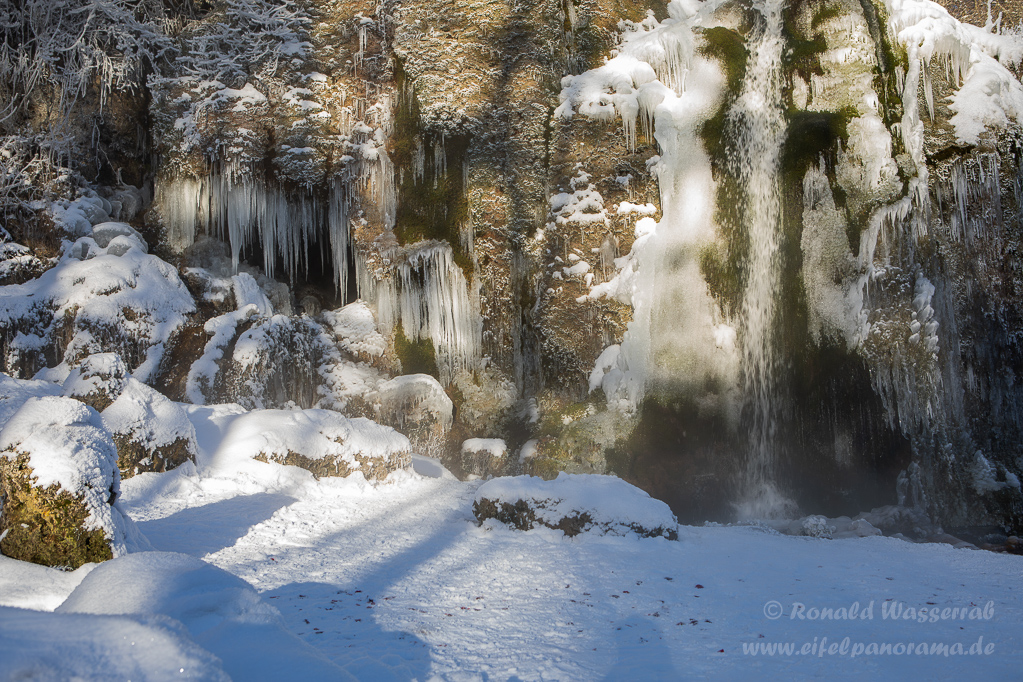 Und noch einmal die Höhlungen mit dem Wasserfall