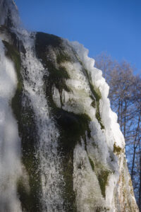 Nun erstrahlt schon fast der gesamte Dreimühlen-Wasserfall im Sonnenlicht