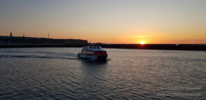 Hochseeinsel Helgoland: Dünenfähre im Sonnenuntergang