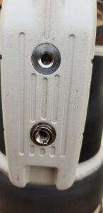 Einsatz des Gewindeadapters in den Stativfuß des Objektivs