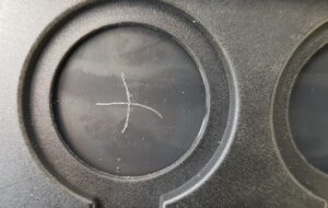 Mit dem Zirkel gekratzte Markierungen zur Ermittlung der Lochmitte