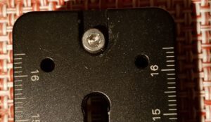 Die Stopperschrauben auf der Oberseite müssen entfernt werden