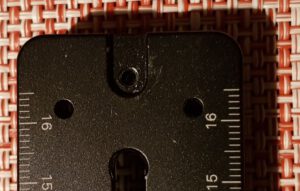 Die Stopperschrauben auf der Oberseite müssen entfernt werden