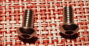 1/4"-Schrauben zum Befestigen der langen Schiene