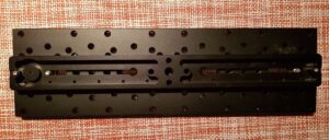 EAF an DSLR-Objektiven - Die lange Schiene wird mit der Oberseite nach unten auf die große Montageplatte geschraubt