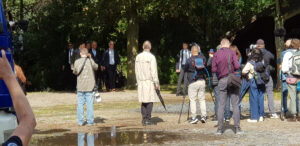 Bundeskanzler Friedrich Merz in Gey: Auf dem Weg zwischen Kirche und Kindergarten kommt schließlich der Kanzler
