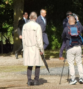 Bundeskanzler Friedrich Merz in Gey: Der Bundeskanzler auf dem Weg zum Dorfgemeinschaftshaus 