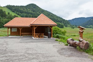 Hütte und Brunnen vor dem Spießhorn am Hinterdorf-Parkplatz Menzenschwand