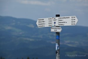 Wandern überm Himmelreich - Wegweiser auf dem Hinterwaldkopf