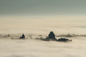 Burg Nideggen über dem Nebel